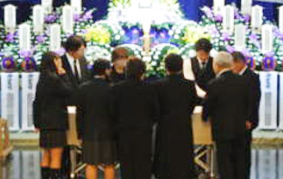 一日葬,家族葬のオネストの葬祭ディレクターによる納棺の儀1